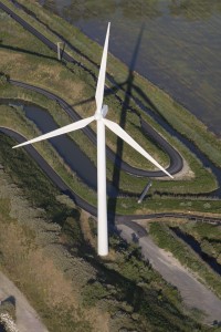 france, Bouches-du-Rhône (13), Camargue, Fos-sur-Mer,  Grand port maritime de Marseille  ou GPMM,  canal de la compagnie nationale du Rhône, parc éolien de Fos-sur-mer, 850 kw, 25 éoliennes de 75m de haut (vue aérienne)