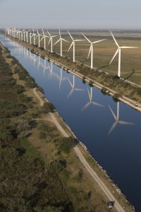 france, Bouches-du-Rhône (13), Camargue, Fos-sur-Mer,  Grand port maritime de Marseille  ou GPMM,  canal de la compagnie nationale du Rhône, parc éolien de Fos-sur-mer, 850 kw, 25 éoliennes de 75m de haut (vue aérienne)