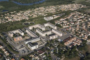 france, Bouches-du-Rhône (13), Parc naturel régional de Camargue, Port-Saint-Louis-du-Rhône, HLM Vauban, logement social (vue aérienne)