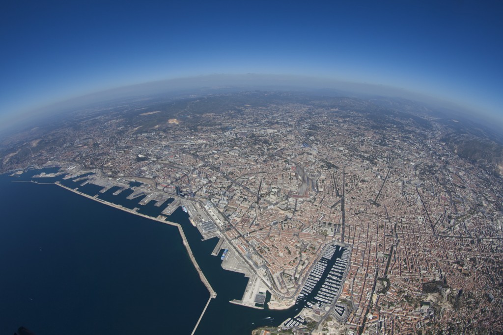 France, Bouches-du-Rhone (13), Marseille, vue générale avec le Vieux port et la digue du large (vue aérienne)