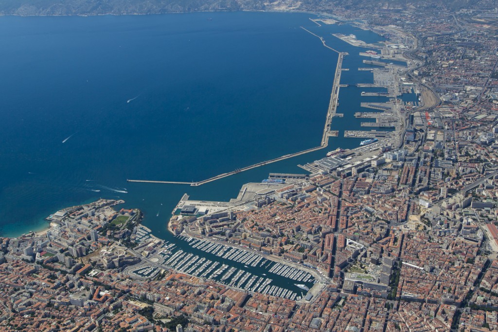 France, Bouches-du-Rhone (13), Marseille, vue générale avec le Vieux port et la digue du large (vue aérienne)