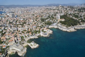 France, Bouches-du-Rhone (13),  Marseille,  7 ème arrondissement, quartier d'Endoume,  hotel et restaurant le Petit Nice, la corniche du président Kennedy, anse de la fausse monnaie (vue aérienne)