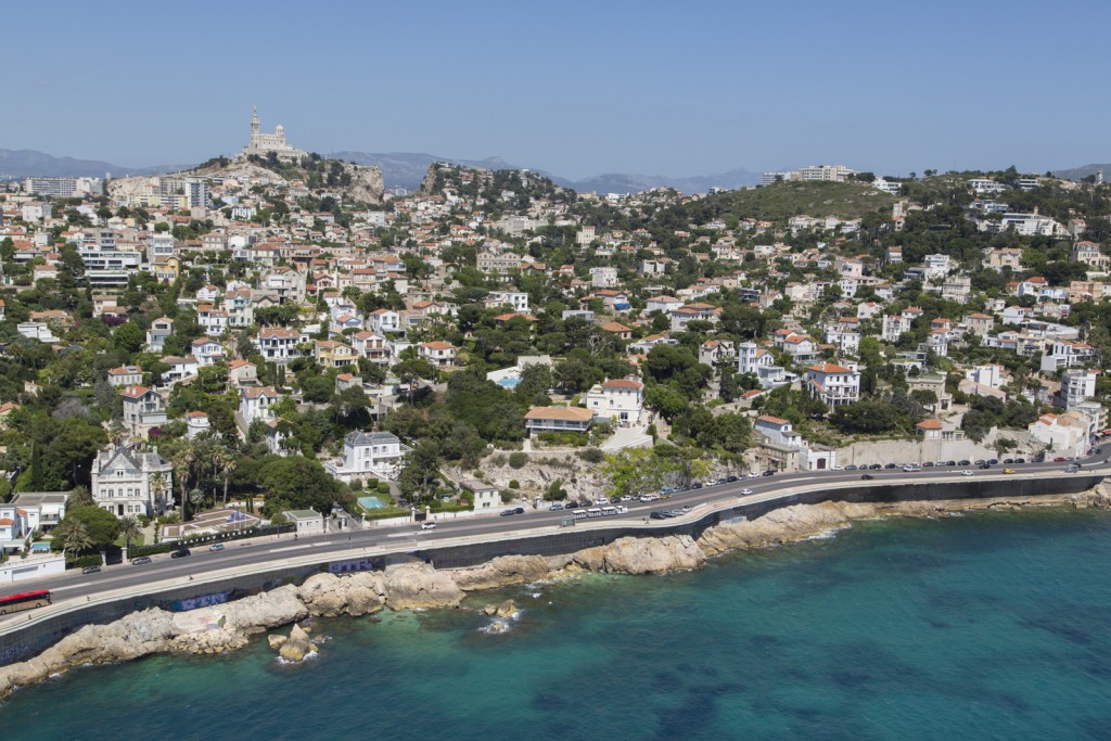 Marseille, 8 ème arrondissement, quartier du Roucas Blanc, la corniche du président Kennedy, Notre Dame de la Garde ou Bonne