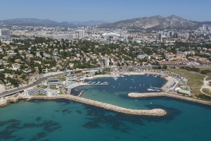 France, Bouches-du-Rhone (13),  Marseille,  8 ème arrondissement, quartier du Roucas Blanc, la corniche du président Kennedy,  Hôtel NH Marseille Palm Beach, club La Pelle, base nautique du Roucas (vue aérienne)