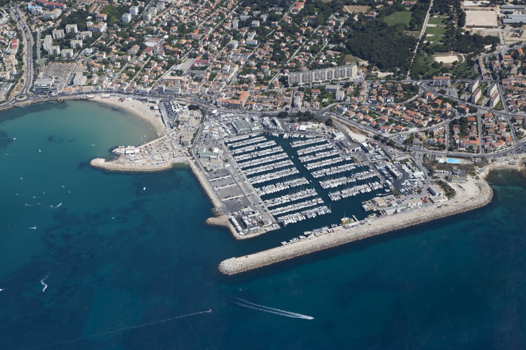 Marseille, 8 ème arrondissement, la corniche du président Kennedy, plages et port de la Pointe Rouge (vue aérienne)