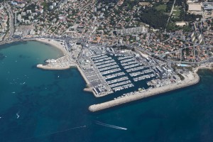 France, Bouches-du-Rhone (13),  Marseille,  8 ème arrondissement, la corniche du président Kennedy,  plages et port de la Pointe Rouge (vue aérienne)