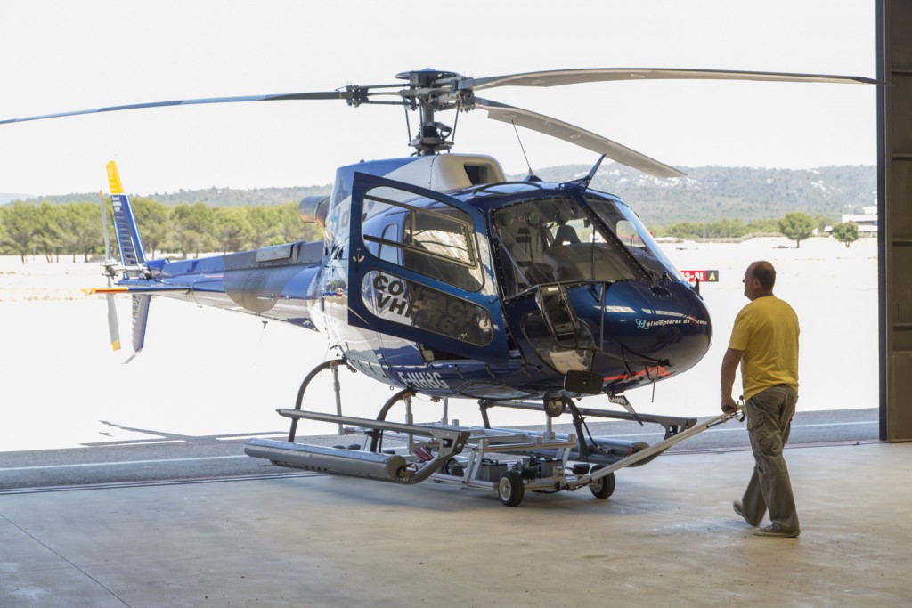 France, Bouches-du-Rhone (13), Aéroport du Castellet, hélicoptère Ecureuil AS 350 de la société Hélitec (vue aérienne)