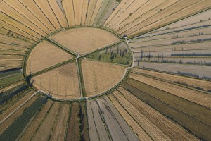 France, Hérault (34), Montady, ancien étang asséché au moyen-âge en forme de soleil ou d'étoile (vue aérienne)