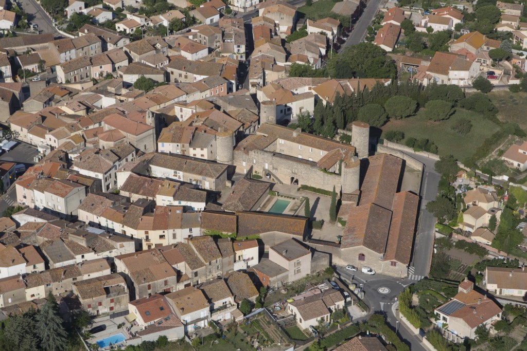 France, Hérault (34), Maureilhan et son chateau à quatre tours rondes (vue aérienne)