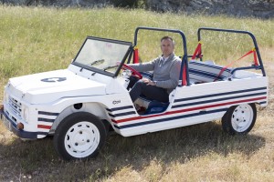 France, Bouches-du-Rhône (13), Cassis, 2CV - Mehari Club Cassis, Stephane Wimez, 
Directeur General Mehari Club Cassis, au volat de la Mehari Eden 100% électrique