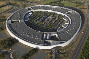 France, Maine-et-Loire (49), Angers, L'Atoll, centre commercial en forme d'ellipse sur la rocade ouest d'Angers sur la commune de Beaucouzé, architectes Antonio Virga et Vincent Parreira  (vue aérienne)