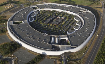 France, Maine-et-Loire (49), Angers, L'Atoll, centre commercial en forme d'ellipse sur la rocade ouest d'Angers sur la commune de Beaucouzé, architectes Antonio Virga et Vincent Parreira  (vue aérienne)