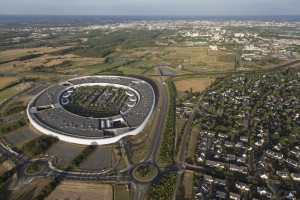 France, Maine-et-Loire (49), Angers, L'Atoll, centre commercial en forme d'ellipse sur la rocade ouest d'Angers sur la commune de Beaucouzé, architectes Antonio Virga et Vincent Parreira  (vue aérienne)