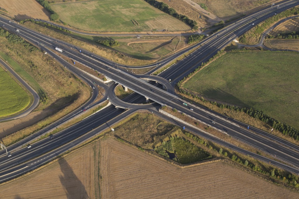 Angers, carrefour autoroutier et rond point entre l'A11 Océane et la D106 périphérique ouest d'Angers (vue aérienne)