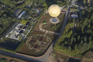 France, Maine-et-Loire (49), Angers, quartier des Hauts de Saint-Aubin, Parc Terra Botanica, parc d'attraction sur le végétal et la biodiversité et son ballon captif (vue aérienne)