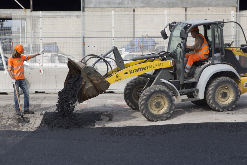 Marseille, Grand Port Maritime de Marseille-Fos, Bassins Est, Porte 4, réalisation d'un parking avec un finisseur d'enrobé