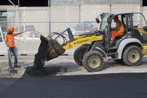 France, Bouches-du-Rhône (13), Marseille, Grand Port Maritime de Marseille-Fos, Bassins Est, Porte 4, réalisation d'un parking avec un finisseur d'enrobé de bitumine par Colas Méditerranée