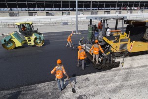 France, Bouches-du-Rhône (13), Marseille, Grand Port Maritime de Marseille-Fos, Bassins Est, Porte 4, réalisation d'un parking avec un finisseur d'enrobé de bitumine par Colas Méditerranée