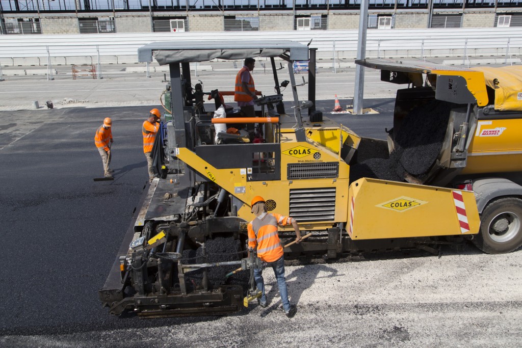 Marseille, Grand Port Maritime de Marseille-Fos, Bassins Est, Porte 4, réalisation d'un parking avec un finisseur d'enrobé