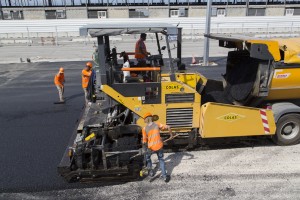 France, Bouches-du-Rhône (13), Marseille, Grand Port Maritime de Marseille-Fos, Bassins Est, Porte 4, réalisation d'un parking avec un finisseur d'enrobé de bitumine par Colas Méditerranée