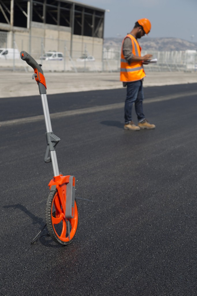 Marseille, Grand Port Maritime de Marseille-Fos, Bassins Est, Porte 4, réalisation d'un parking avec un finisseur d'enrobé