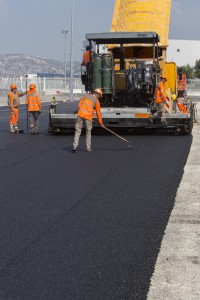 France, Bouches-du-Rhône (13), Marseille, Grand Port Maritime de Marseille-Fos, Bassins Est, Porte 4, réalisation d'un parking avec un finisseur d'enrobé de bitumine par Colas Méditerranée