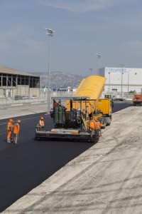 France, Bouches-du-Rhône (13), Marseille, Grand Port Maritime de Marseille-Fos, Bassins Est, Porte 4, réalisation d'un parking avec un finisseur d'enrobé de bitumine par Colas Méditerranée