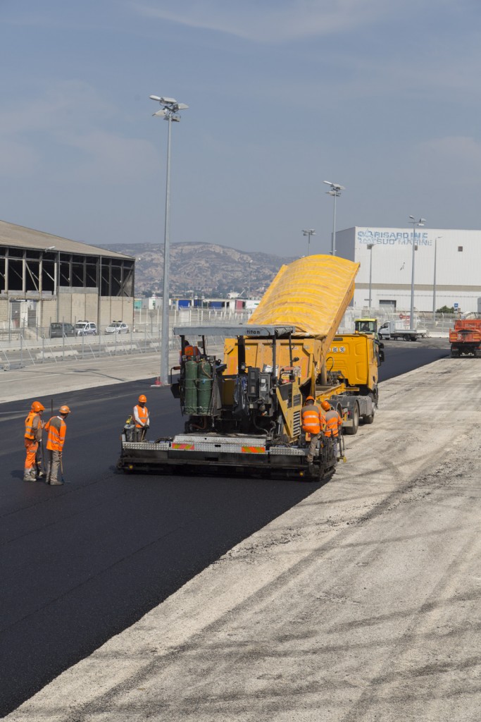 Marseille, Grand Port Maritime de Marseille-Fos, Bassins Est, Porte 4, réalisation d'un parking avec un finisseur d'enrobé