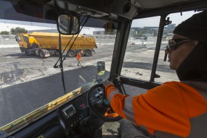 France, Bouches-du-Rhône (13), Marseille, Grand Port Maritime de Marseille-Fos, Bassins Est, Porte 4, réalisation d'un parking avec un finisseur d'enrobé de bitumine par Colas Méditerranée, rouleau compresseur à cylindre