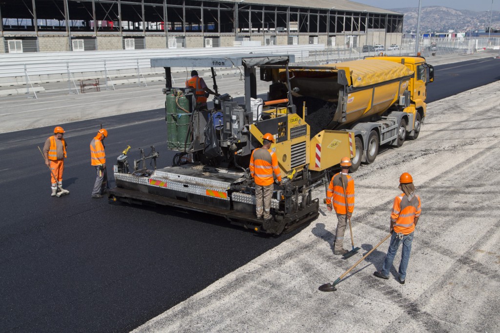 Marseille, Grand Port Maritime de Marseille-Fos, Bassins Est, Porte 4, réalisation d'un parking avec un finisseur d'enrobé