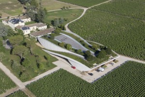 France, Gironde (33), Saint Emilion, Château  Cheval Blanc, Premier grand cru classé A de Saint Emilion,  Propriétaire Bernard Arnault et Baron Albert Frère, architecte des chais Christian de Portzamparc (vue aérienne)