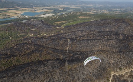 France, Vaucluse (84), Luberon, le feu de forêt du 24 juillet 2017 entre Mirabeau et la Bastidonne. L'incendie a ravagé 1300 ha, survol en parapente motorisé (vue aérienne)