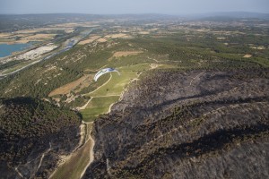 France, Vaucluse (84), Luberon, le feu de forêt du 24 juillet 2017 entre Mirabeau et la Bastidonne. l'incendie a ravagé 1300 ha, survol en parapente motorisé (vue aérienne)