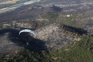 France, Vaucluse (84), Luberon, le feu de forêt du 24 juillet 2017 entre Mirabeau et la Bastidonne. l'incendie a ravagé 1300 ha, survol en parapente motorisé (vue aérienne)