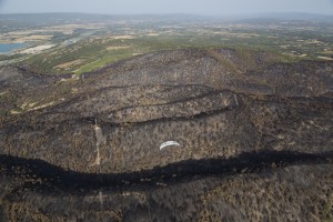 France, Vaucluse (84), Luberon, le feu de forêt du 24 juillet 2017 entre Mirabeau et la Bastidonne. l'incendie a ravagé 1300 ha, survol en parapente motorisé (vue aérienne)