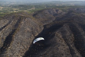 France, Vaucluse (84), Luberon, le feu de forêt du 24 juillet 2017 entre Mirabeau et la Bastidonne. l'incendie a ravagé 1300 ha, survol en parapente motorisé (vue aérienne)