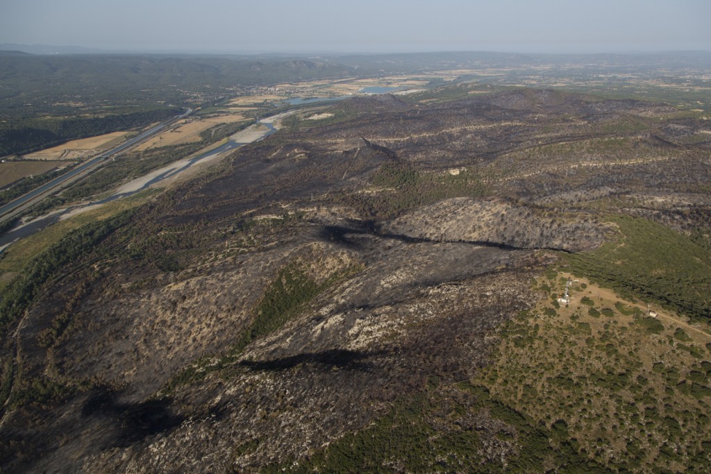 Luberon, le feu de forêt du 24 juillet 2017 entre Mirabeau et la Bastidonne. l'incendie a ravagé 1300 ha