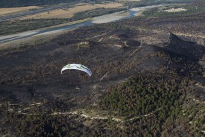 France, Vaucluse (84), Luberon, le feu de forêt du 24 juillet 2017 entre Mirabeau et la Bastidonne. l'incendie a ravagé 1300 ha, survol en parapente motorisé (vue aérienne)