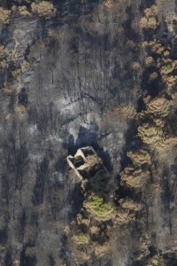 France, Vaucluse (84), Luberon, le feu de forêt du 24 juillet 2017 entre Mirabeau et la Bastidonne. l'incendie a ravagé 1300 ha, survol en parapente motorisé (vue aérienne)