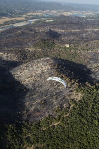 France, Vaucluse (84), Luberon, le feu de forêt du 24 juillet 2017 entre Mirabeau et la Bastidonne. l'incendie a ravagé 1300 ha, survol en parapente motorisé (vue aérienne)