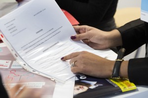 France, Bouches-du-Rhône, Marseille, Parc Chanot, palais des congrès et des expositions, salon forum de recrutement, Job Rencontres organisé par le magazine l'Express, stand Pole Emploi, lecture de cv