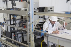 France, Bouches-du-Rhône (13), Istres, Lycée professionnel Latécoère es Métiers des Industries de Procédés, formation BTS métiers de l'eau pour devenir technicien de laboratoire d’analyses des eaux, environnement des industries de process, de rivière ou hef d’exploitation de réseaux d’assainissement, d’usines d’eau potable ou de stations d’épuration