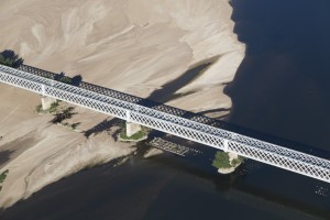 France, Maine-et-Loire (49), Saumur, la Loire, pont ferroviaire (vue aérienne)