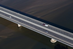 France, Maine-et-Loire (49), Saumur, la Loire, pont du cadre noir (vue aérienne)