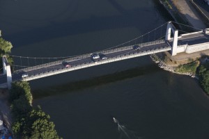 France, Maine-et-Loire (49), Chalonnes-sur-Loire, Val de Loire classé au Patrimoine mondial de l'Unesco, pont (vue aérienne)