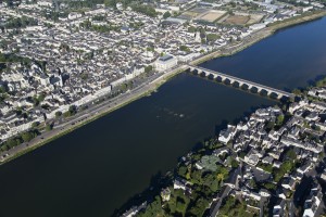France, Maine-et-Loire (49), Saumur, la Loire, pont Cessart (vue aérienne)