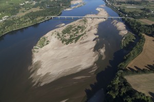 France, Maine-et-Loire (49), Varennes-sur-Loire, pont routier D952a sur une île de la Loire  (vue aérienne)