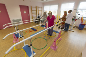 France, Bouches-du-Rhône (13), Marseille,  clinique Madeleine Remuzat, établissement de soins de suite et de réadaptation pour les patients âgés, kinésithérapeute