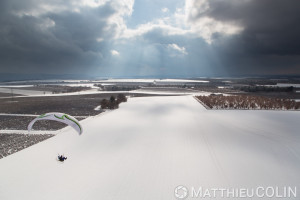 France, Alpes-de-Haute-Provence (04), Sainte Croix du Verdon,  parc naturel régional du Verdon, plateau de Valensole au bord du lac de Sainte-Croix sous la neige, parapente motorisé ou paramoteur (vue aérienne)