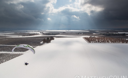 France, Alpes-de-Haute-Provence (04), Sainte Croix du Verdon,  parc naturel régional du Verdon, plateau de Valensole au bord du lac de Sainte-Croix sous la neige, parapente motorisé ou paramoteur (vue aérienne)